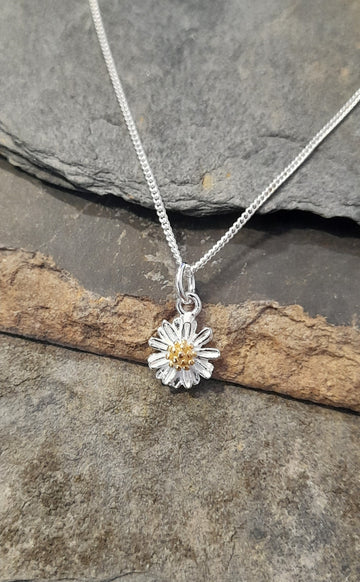 Silver daisy flower pendant